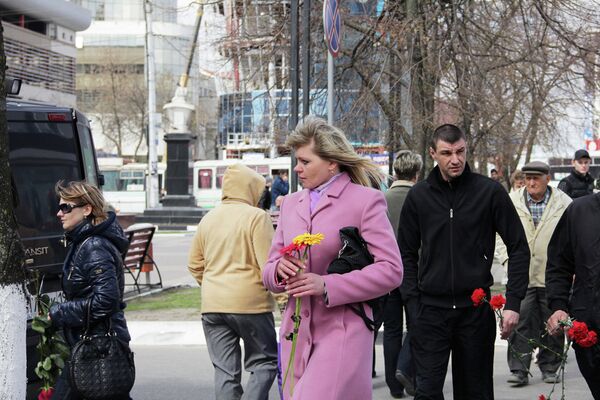 Белгородцы несут к месту трагедии цветы Белгородцы несут к месту трагедии цветы