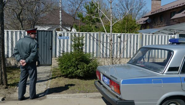 Сотрудник полиции у дома балерины Анастасии Волочковой Сотрудник полиции у дома балерины Анастасии Волочковой