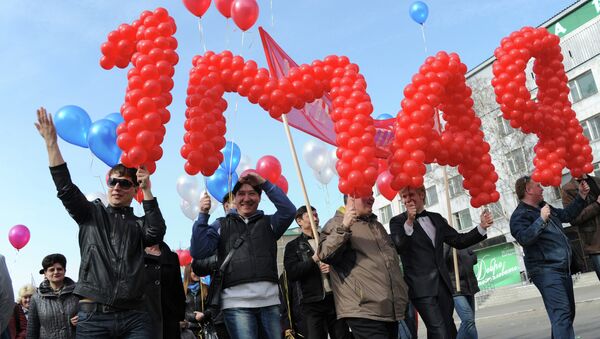 Участники первомайской демонстрации. Архивное фото Участники первомайской демонстрации. Архивное фото