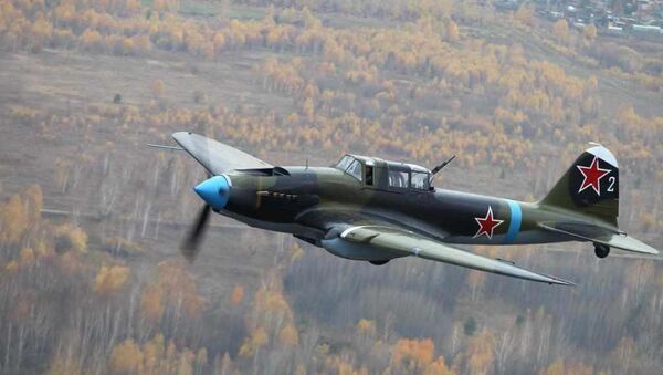 Самолет Ил-2 в небе под Новосибирском Самолет Ил-2 в небе под Новосибирском