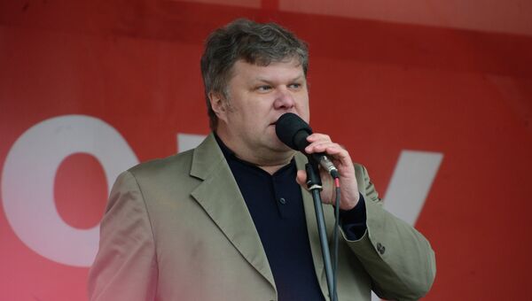 Сергей Митрохин выступает на митинге оппозиции на Болотной площади в Москве Сергей Митрохин выступает на митинге оппозиции на Болотной площади в Москве