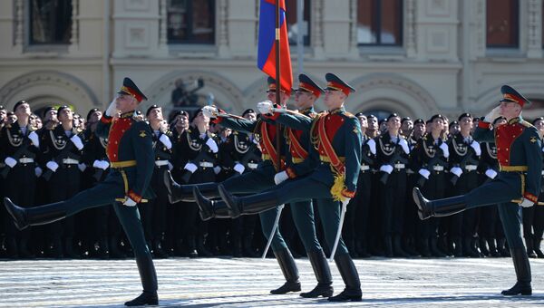 Военнослужащие отдельного комендантского Преображенского полка выносят государственный флаг РФ во время парада. Архивное фото Военнослужащие отдельного комендантского Преображенского полка выносят государственный флаг РФ во время парада. Архивное фото