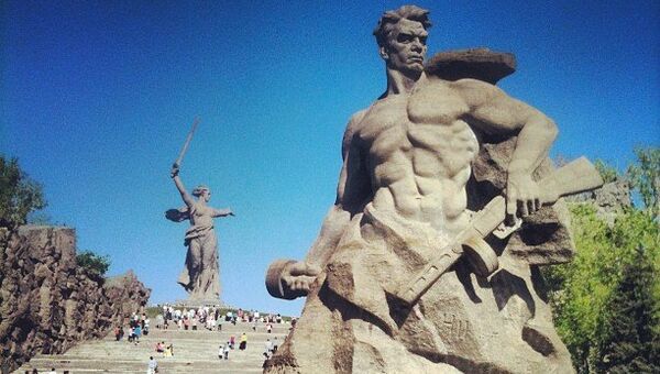 Мамаев Курган в День Победы 9 мая, Волгоград. Архивное фото Мамаев Курган в День Победы 9 мая, Волгоград. Архивное фото