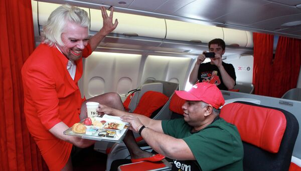 Ричард Брэнсон в качестве стюардессы авиаперевозчика AirAsia Ричард Брэнсон в качестве стюардессы авиаперевозчика AirAsia