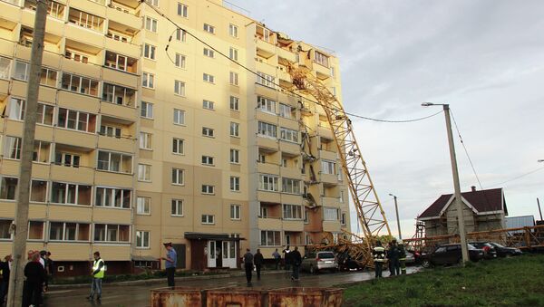 Падение строительного крана на улице Ленина в Кирове Падение строительного крана на улице Ленина в Кирове