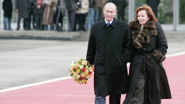 <br><br>На фото: 15 ноября 2006 года. Владимир Путин с супругой Людмилой Путиной во время встречи президента США в столичном аэропорту Внуково-2 <br><br>На фото: 15 ноября 2006 года. Владимир Путин с супругой Людмилой Путиной во время встречи президента США в столичном аэропорту Внуково-2
