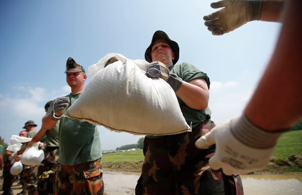 Военные ликвидируют последствия наводнения в Венгрии Военные ликвидируют последствия наводнения в Венгрии
