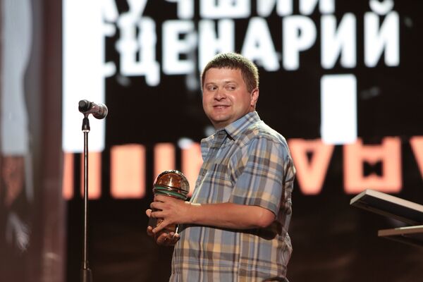 Писатель Денис Осокин на церемонии закрытия XXIV открытого Российского кинофестиваля Кинотавр в Сочи Писатель Денис Осокин на церемонии закрытия XXIV открытого Российского кинофестиваля Кинотавр в Сочи