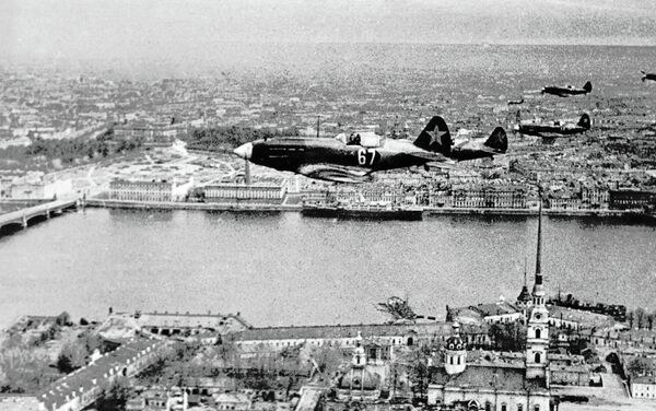 Звено советских истребителей пролетает над Петропавловской крепостью в Ленинграде