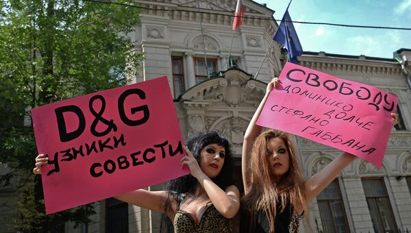 Пикет в поддержку дизайнеров Дольче и Габбаны у посольства Италии Пикет в поддержку дизайнеров Дольче и Габбаны у посольства Италии