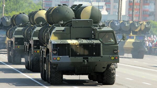 Пусковые установки С-300, принимают участие в военном параде в честь Дня Независимости Белоруссии в Минске Пусковые установки С-300, принимают участие в военном параде в честь Дня Независимости Белоруссии в Минске