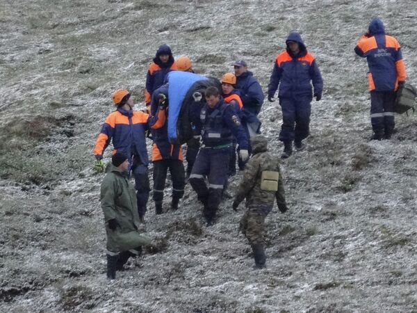Эвакуация постадавших во время крушения вертолета Ми-8 в Якутии Эвакуация постадавших во время крушения вертолета Ми-8 в Якутии