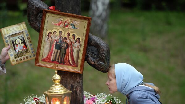 Женщина у поклонного креста на Ганиной Яме в Екатеринбурге Женщина у поклонного креста на Ганиной Яме в Екатеринбурге