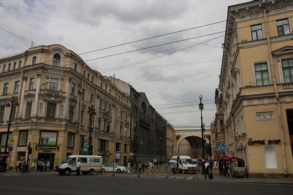 Угол Невского проспекта и Большой Морской улицы. Архивное фото Угол Невского проспекта и Большой Морской улицы. Архивное фото