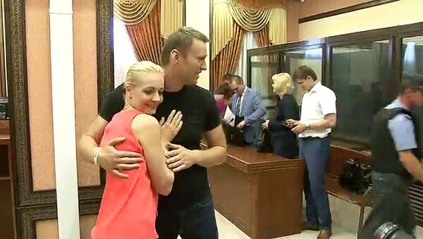 Навального и Офицерова отпустили из зала суда под подписку о невыезде Навального и Офицерова отпустили из зала суда под подписку о невыезде