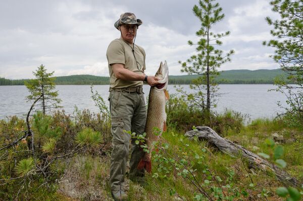 Владимир Путин во время рыбалки в Красноярском крае Владимир Путин во время рыбалки в Красноярском крае