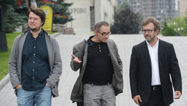 Интернет-эксперт и блогер Антон Носик (в центре) во время церемонии прощания с сооснователем Яндекса Ильей Сегаловичем Интернет-эксперт и блогер Антон Носик (в центре) во время церемонии прощания с сооснователем Яндекса Ильей Сегаловичем