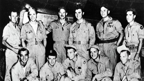 Экипаж американского бомбардировщика Enola Gay, сбросившего бомбу на Хиросиму Экипаж американского бомбардировщика Enola Gay, сбросившего бомбу на Хиросиму