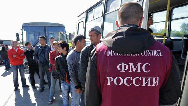Рейд Федеральной миграционной службы на рынках Челябинска, архивное фото Рейд Федеральной миграционной службы на рынках Челябинска, архивное фото