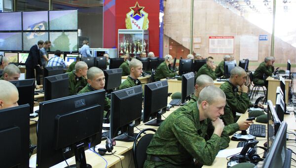 Военнослужащие за компьютерами. Архивное фото Военнослужащие за компьютерами. Архивное фото