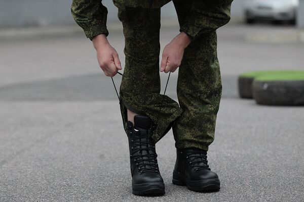 Солдаты-срочники демонстрируют образцы новой военной полевой формы. Солдаты-срочники демонстрируют образцы новой военной полевой формы.
