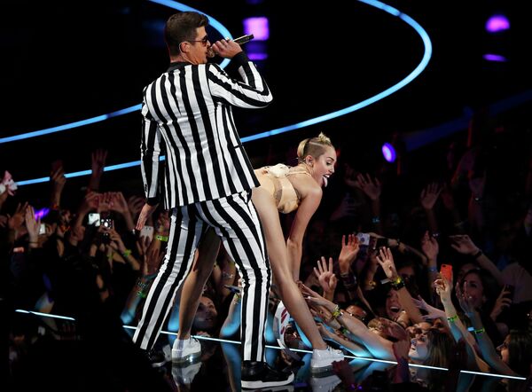 Артисты Робин Тик и Майли Сайрус на MTV Video Music Awards Артисты Робин Тик и Майли Сайрус на MTV Video Music Awards