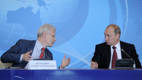 Владимир Путин и Андрей Фурсенко во время встречи с преподавателями и студентами ДВФУ Владимир Путин и Андрей Фурсенко во время встречи с преподавателями и студентами ДВФУ