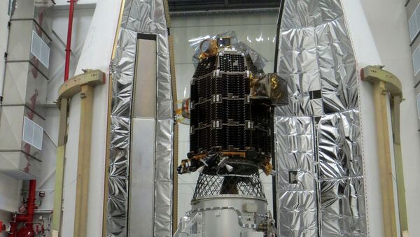 Лунный зонд НАСА LADEE в процессе установки под обтекатель ракеты Лунный зонд НАСА LADEE в процессе установки под обтекатель ракеты