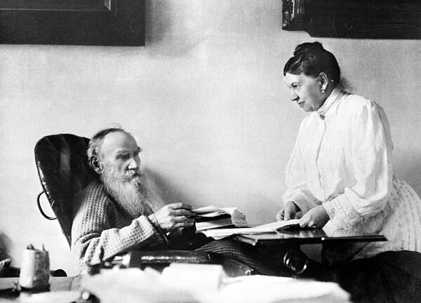 Лев Николаевич Толстой с женой Софьей Андреевной в Ясной Поляне. 1908 год Лев Николаевич Толстой с женой Софьей Андреевной в Ясной Поляне. 1908 год
