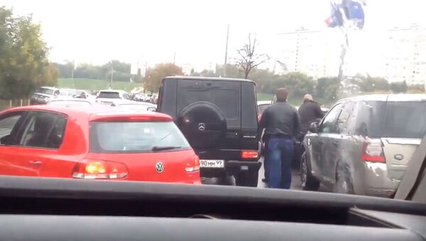 Скриншот с видео Беспредел на дороге после ДТП Бэнтли м252мм99 с YouTube Скриншот с видео Беспредел на дороге после ДТП Бэнтли м252мм99 с YouTube