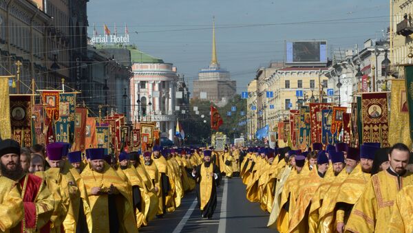 Крестный ход на Невском проспекте в Петербурге, фото с места события. Крестный ход на Невском проспекте в Петербурге, фото с места события.