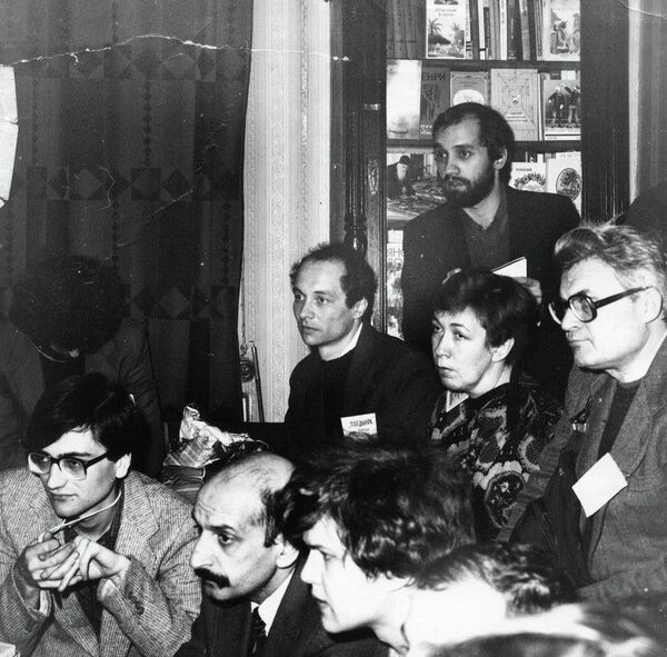 Конференция Клуба независимой печати. Слева направо: Дмитрий Волчек, Сергей Григорьянц, Сергей Митрохин. Стоит Александр Подрабинек. Слева от него Кирилл Подрабинек (сидит). Москва, 1988. Конференция Клуба независимой печати. Слева направо: Дмитрий Волчек, Сергей Григорьянц, Сергей Митрохин. Стоит Александр Подрабинек. Слева от него Кирилл Подрабинек (сидит). Москва, 1988.