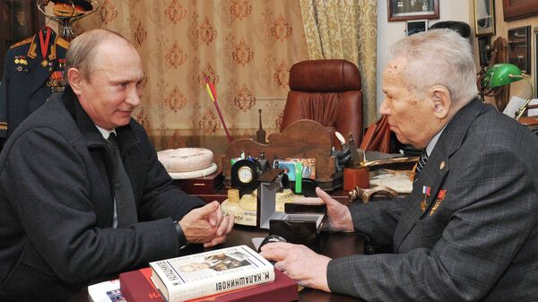 Президент России Владимир Путин и конструктор-оружейник Михаил Калашников во время встречи в Ижевске Президент России Владимир Путин и конструктор-оружейник Михаил Калашников во время встречи в Ижевске