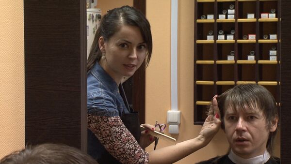 Понять с полуслова: в необычной парикмахерской просьбы клиентов читают по губам Понять с полуслова: в необычной парикмахерской просьбы клиентов читают по губам