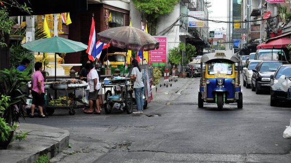 В Бангкоке водители тук-туков из-за пандемии предложили новую услугу