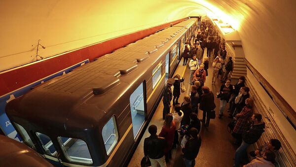 Поезда стоят из-за задымления в петербургском метро. Фото с места события Поезда стоят из-за задымления в петербургском метро. Фото с места события