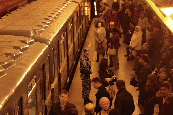 Поезда стоят из-за задымления в петербургском метро Поезда стоят из-за задымления в петербургском метро