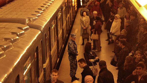 Поезда стоят из-за задымления в петербургском метро Поезда стоят из-за задымления в петербургском метро