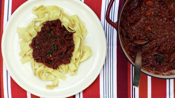 Паста с томатно-мясным соусом болоньезе Паста с томатно-мясным соусом болоньезе
