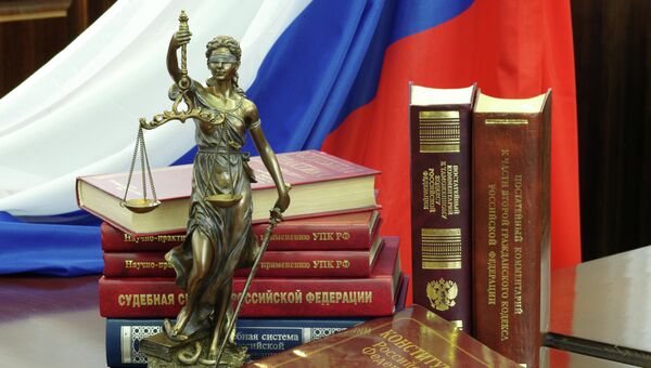 Статуя Фемиды и юридическая литература. Архивное фото Статуя Фемиды и юридическая литература. Архивное фото