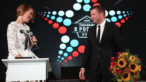 Главный редактор журнала SNC Ксения Собчак и журналист Леонид Парфенов во время церемонии вручения премии журнала Сноб Сделано в России Главный редактор журнала SNC Ксения Собчак и журналист Леонид Парфенов во время церемонии вручения премии журнала Сноб Сделано в России
