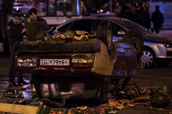 Сотрудники полиции осматривают последствия массовых беспорядков в московском районе Бирюлево. Сотрудники полиции осматривают последствия массовых беспорядков в московском районе Бирюлево.