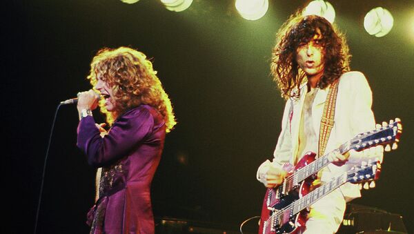 Джимми Пейдж и Роберт Плант, участники группы Led Zeppelin. 1977 Джимми Пейдж и Роберт Плант, участники группы Led Zeppelin. 1977