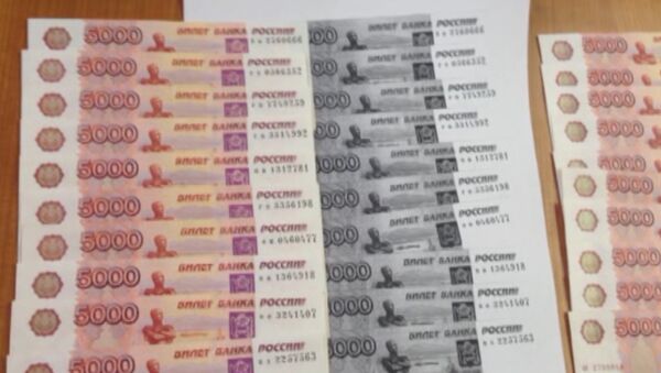 Фальшивые денежные купюры достоинством 5000 рублей. Архивное фото Фальшивые денежные купюры достоинством 5000 рублей. Архивное фото