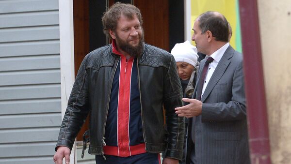 Александра Емельяненко подозревают в избиении посетителя кафе Александра Емельяненко подозревают в избиении посетителя кафе