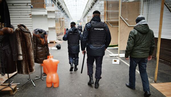 Полиция проверяет московский рынок Садовод, архивное фото Полиция проверяет московский рынок Садовод, архивное фото