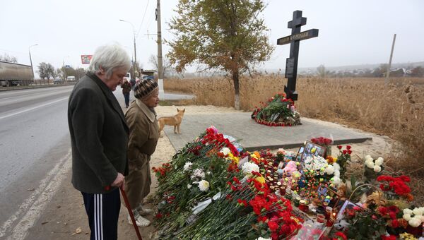 На месте теракта в Волгограде установили крест. Фото с места события На месте теракта в Волгограде установили крест. Фото с места события