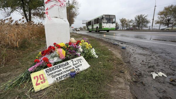 Цветы на месте подрыва пассажирского автобуса в Волгограде Цветы на месте подрыва пассажирского автобуса в Волгограде