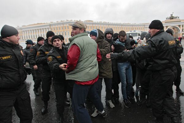 Акция националистов на Дворцовой площади в Санкт-Петербурге Акция националистов на Дворцовой площади в Санкт-Петербурге