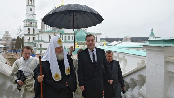Председатель правительства России Дмитрий Медведев (второй справа) во время посещения Воскресенского Ново-Иерусалимского монастыря. Второй слева - патриарх Московский и Всея Руси Кирилл. Архивное фото Председатель правительства России Дмитрий Медведев (второй справа) во время посещения Воскресенского Ново-Иерусалимского монастыря. Второй слева - патриарх Московский и Всея Руси Кирилл. Архивное фото